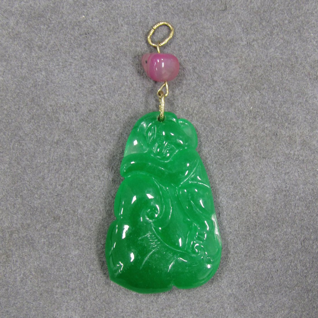 CHINESE CARVED GREEN JADE PENDANT