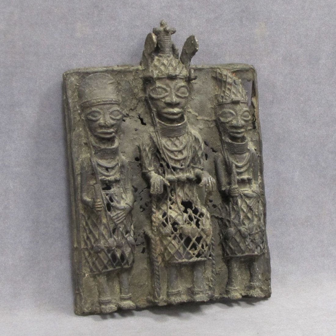 BENIN NIGERIA BRONZE PLAQUE, OBA WITH ATTENDANTS 