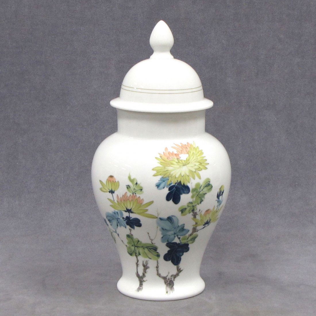 HEREND DECORATED PORCELAIN COVERED GINGER JAR: HEREND DECORATED PORCELAIN COVERED GINGER JAR, SIGNED. HEIGHT 14"