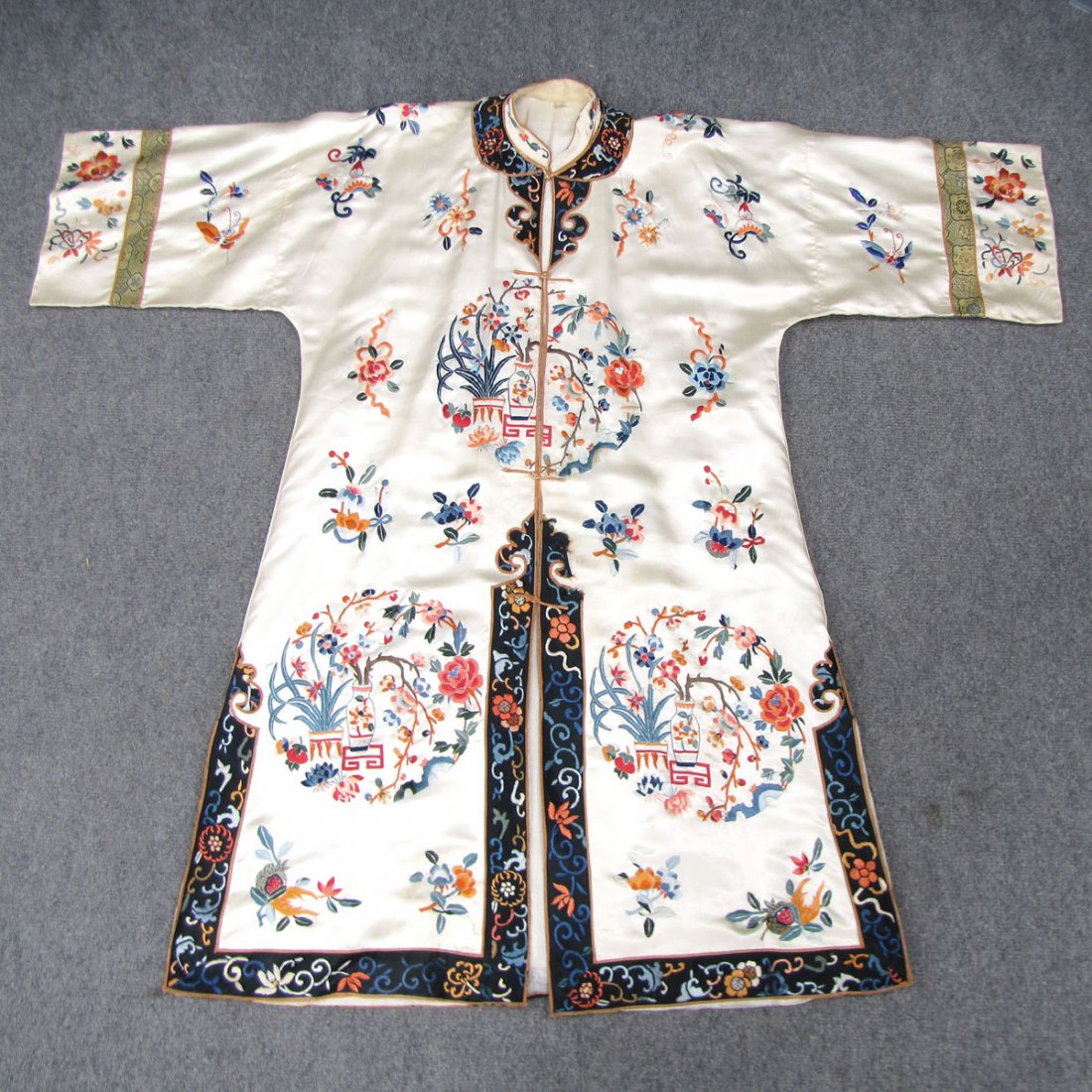 VINTAGE CHINESE EMBROIDERED SILK ROBE