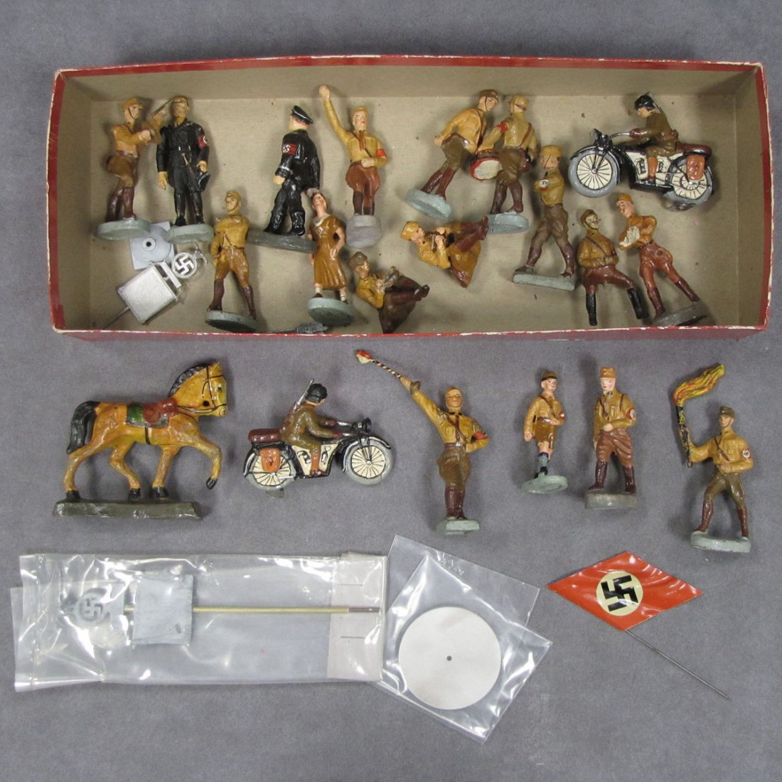LOT ASSORTED ELASTOLIN/LINEOL GERMAN WWII SOLDIERS: LOT ASSORTED ELASTOLIN/LINEOL GERMAN WWII SOLDIERS AND ACCESSORIES. HEIGHT 2-3"