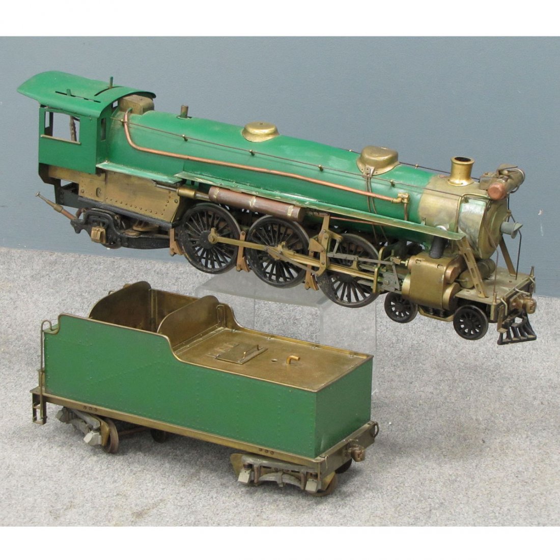 VINTAGE BRASS STEAM OPERATED 4-6-2 MOUNTAIN SCALE: VINTAGE BRASS STEAM OPERATED 4-6-2 MOUNTAIN SCALE MODEL ENGINE/TENDER. LENGTH 40" (STANDARD GAUGE) WITH CARRY CASE