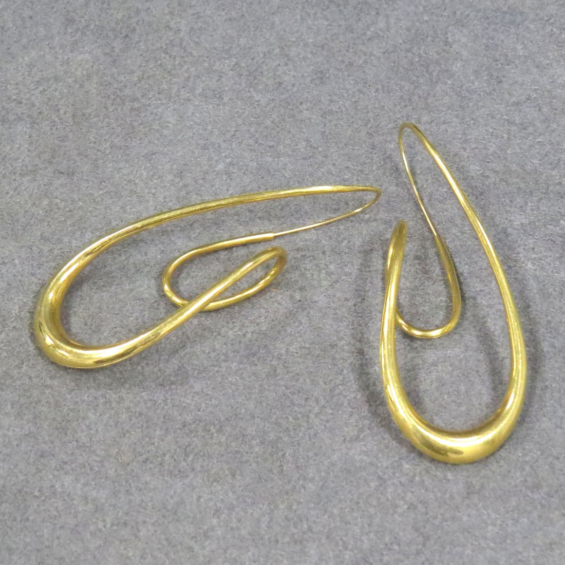 MICHAEL GOOD 750 YELLOW GOLD EARRINGS: MICHAEL GOOD 750 YELLOW GOLD DESIGNER PIERCED HOOP EARRINGS, SIGNED. LENGTH 3"; 10.15 GRAMS