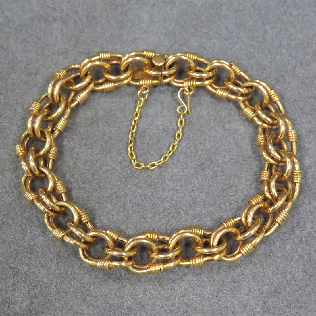 18K YELLOW GOLD CHARM BRACELET: 18K YELLOW GOLD CHARM BRACELET. LENGTH 8"; 29.44 GRAMS