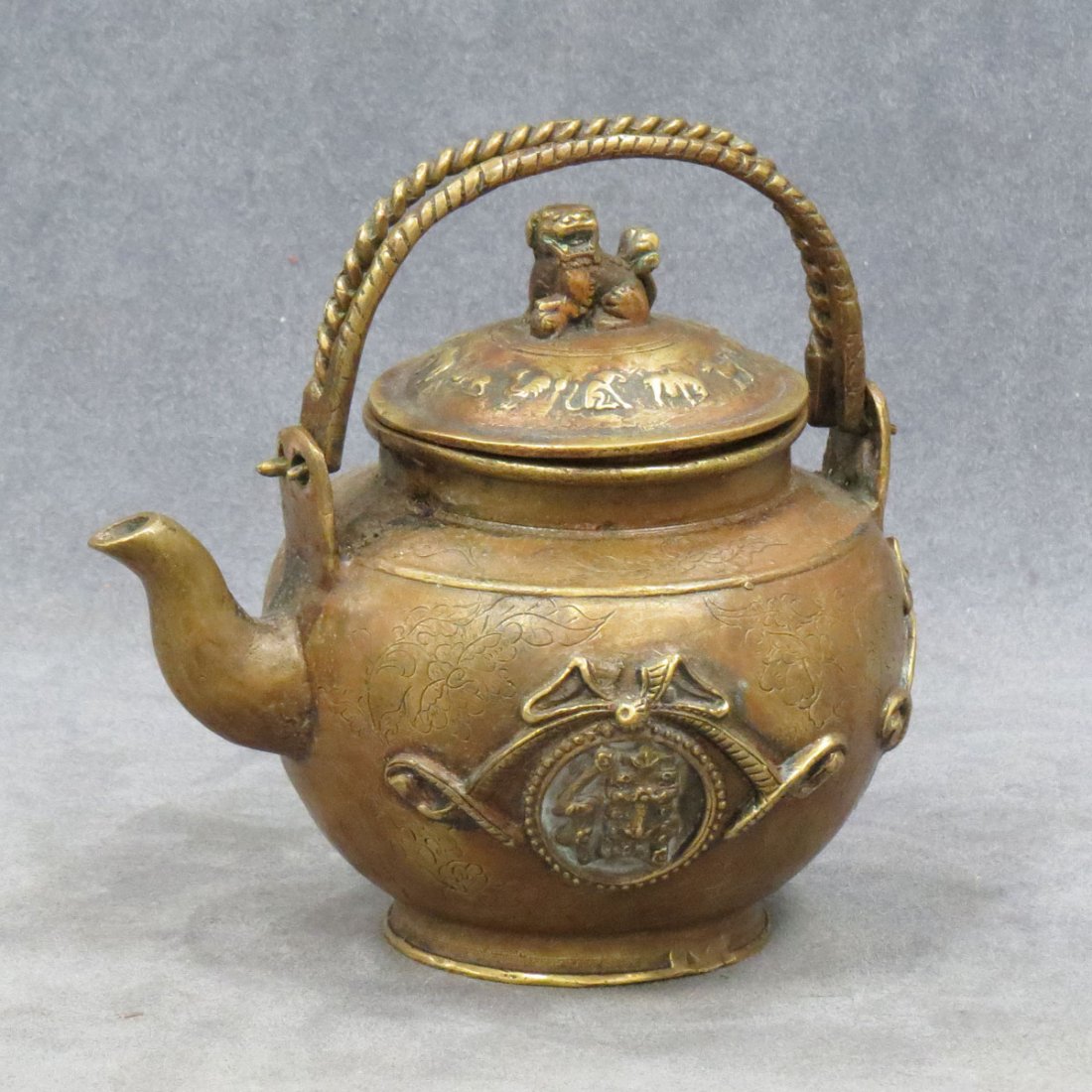 JAPANESE BRONZE TEAPOT, SIGNED 19/20TH CENTURY: JAPANESE BRONZE TEAPOT, SIGNED 19/20TH CENTURY. HEIGHT 6"