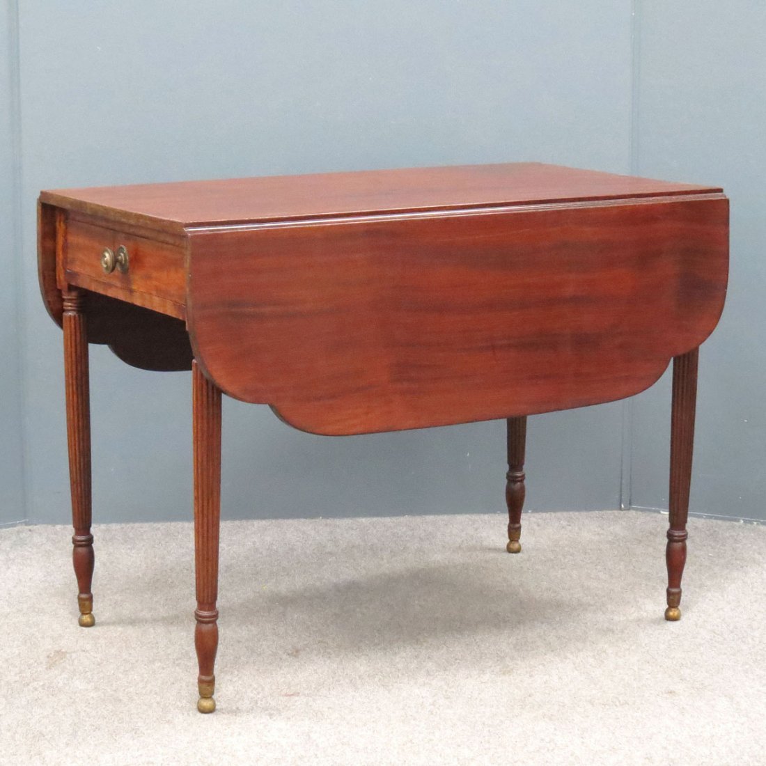 SHERATON CARVED MAHOGANY SINGLE-DRAWER TABLE: SHERATON CARVED MAHOGANY SINGLE-DRAWER BREAKFAST TABLE, 19TH CENTURY. HEIGHT 28"; TOP 21 X 28"