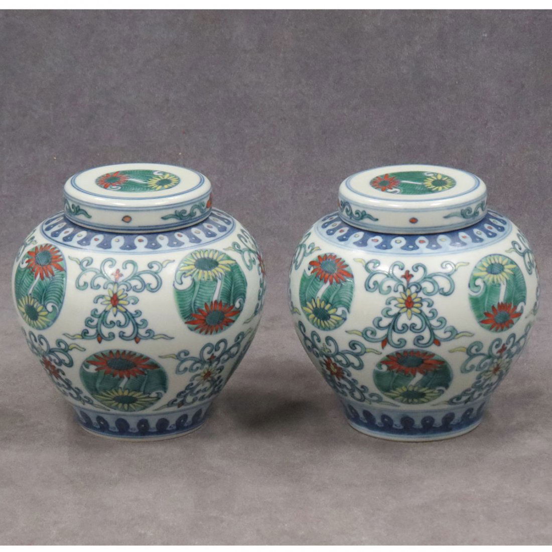 PAIR CHINESE DECORATED PORCELAIN COVERED JARS: PAIR CHINESE DECORATED PORCELAIN COVERED JARS, BEARING SPURIOUS MING MARK 19/20TH CENTURY. HEIGHT 5 1/4"
