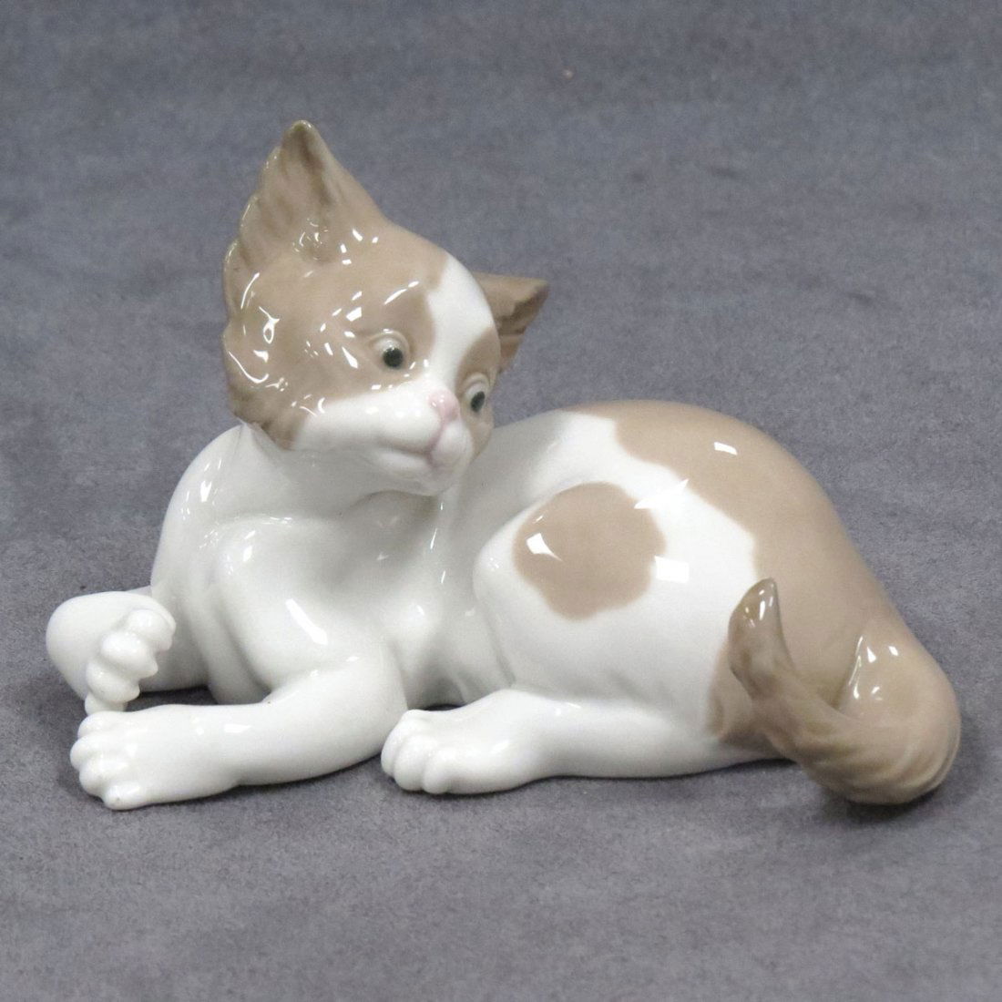 LLADRO PORCELAIN CAT - Aug 11, 2013 | William J. Jenack Auctioneers in NY