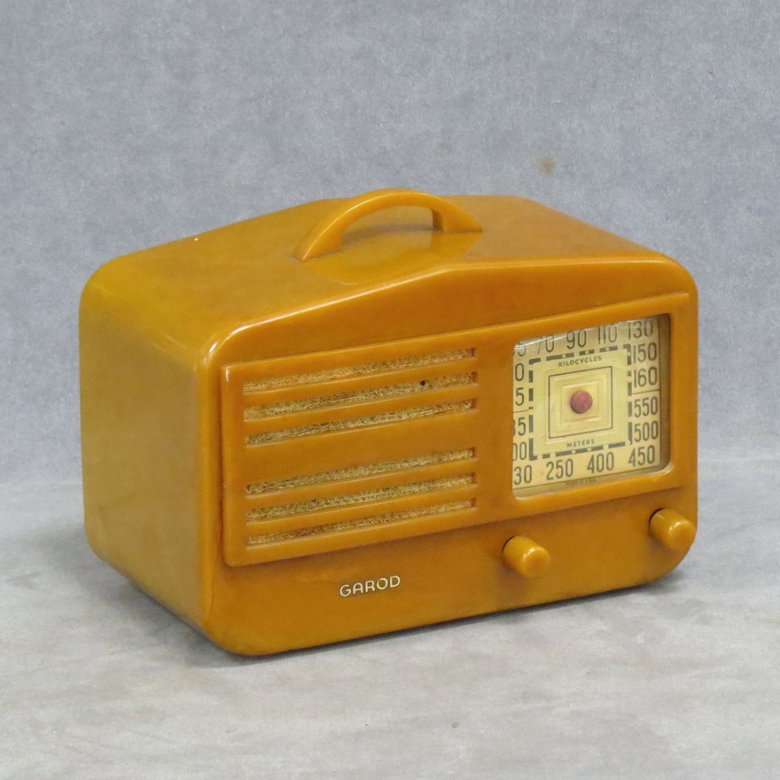 VINTAGE GAROD MOD 1450 DESK TOP RADIO: VINTAGE GAROD MOD 1450 BUTTERSCOTCH/GREEN CATALIN DESK TOP RADIO, C.1940. HEIGHT 8"; WIDTH 10 1/2" (CASE CRACKED)