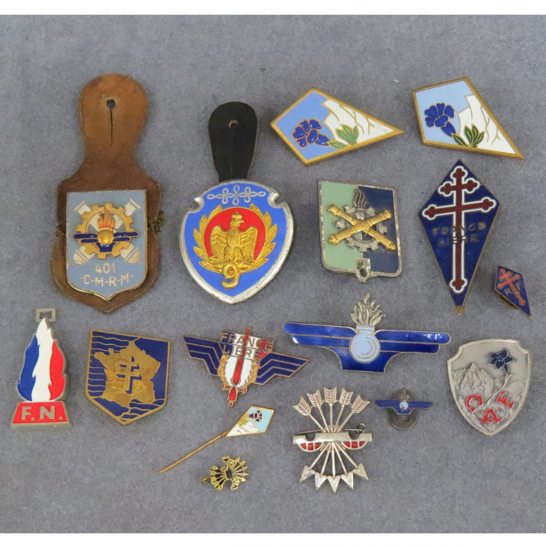 LOT (16) ASSORTED FRENCH WWII ENAMELED BADGES: LOT (16) ASSORTED FRENCH WWII ENAMELED BADGES INCLUDING FREE FRENCH, ARTILLERY