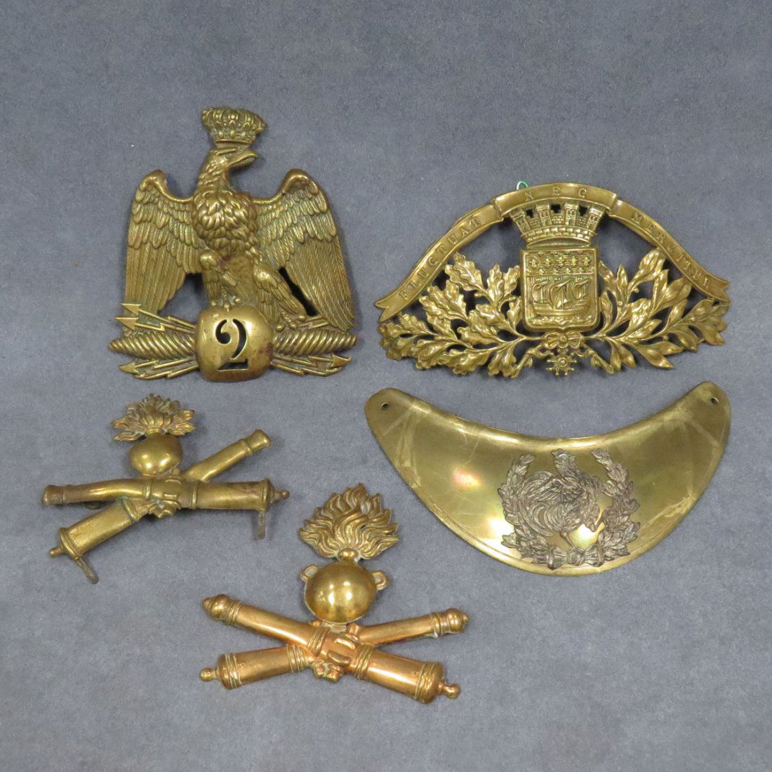 LOT (5) ASSORTED FRENCH 19/20TH CENTURY BRASS: LOT (5) ASSORTED FRENCH 19/20TH CENTURY BRASS MILITARY HAT DEVICES AND GORGET