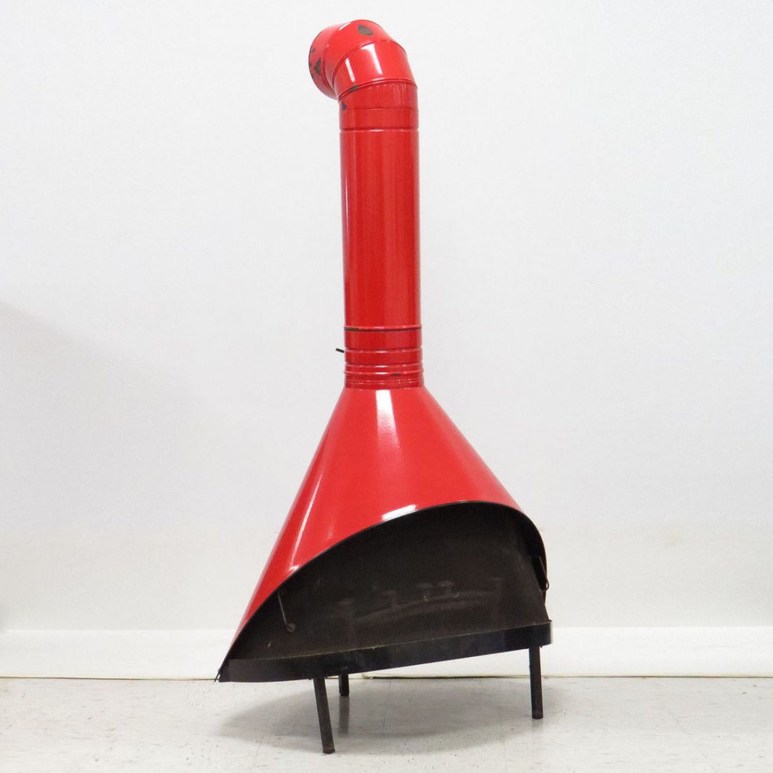 DESIGNER MODERN ENAMELED STEEL FIREPLACE: DESIGNER MODERN ENAMELED STEEL FREE STANDING FIREPLACE. HEIGHT 72"