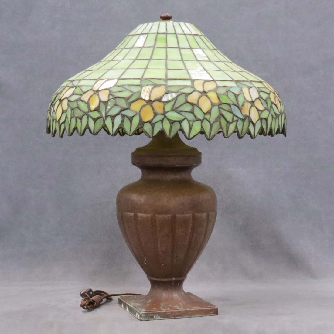 VINTAGE HANDEL LEADED GLASS TABLE LAMP: VINTAGE HANDEL LEADED GLASS TABLE LAMP, BASE SIGNED. HEIGHT 24"; DIAMETER 18"