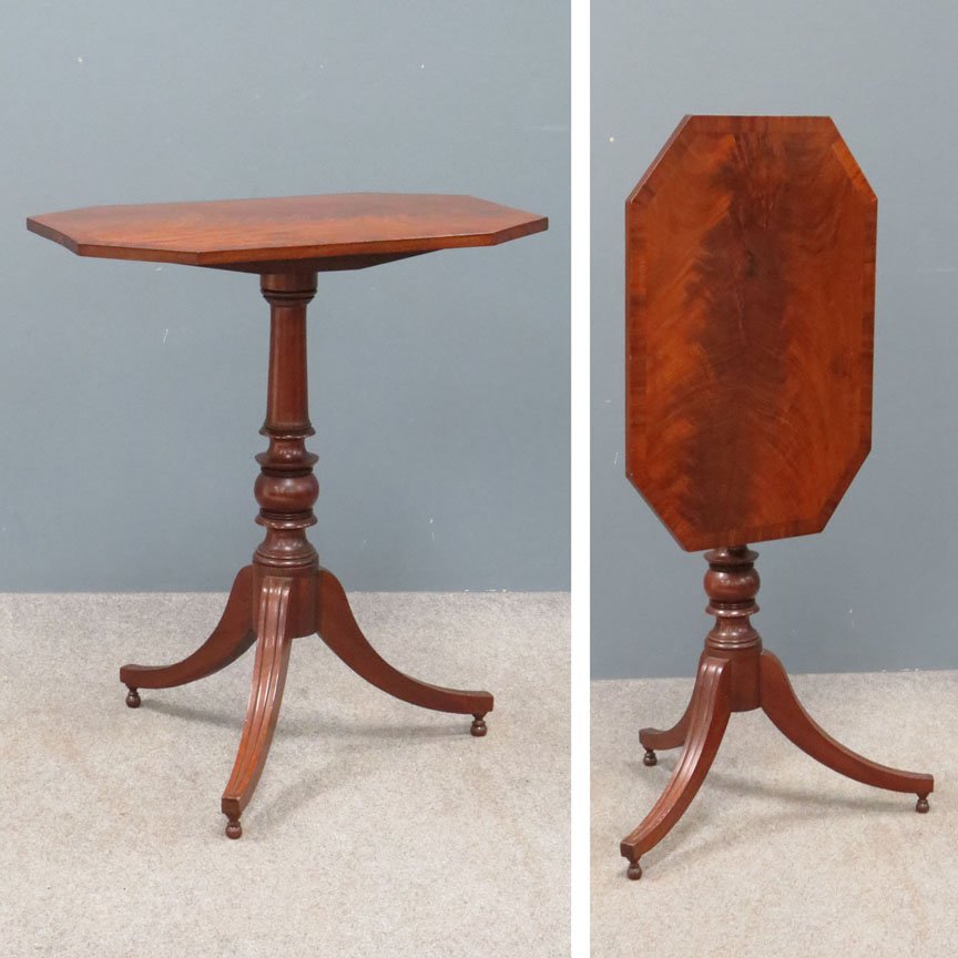 FINE FEDERAL MAHOGANY TILT TOP STAND: FINE FEDERAL CARVED AND INLAID MAHOGANY TILTING TOP STAND, ATTRIBUTED TO THE WORKSHOP OF DUNCAN PHYFE, NY C.1820. HEIGHT 28 1/2"; TOP 17 X 24 1/2"