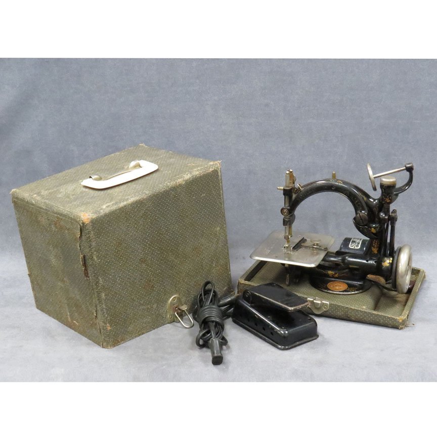 VINTAGE WILCOX AND GIBBS PORTABLE SEWING MACHINE: VINTAGE WILCOX AND GIBBS PORTABLE ELECTRIFIED SEWING MACHINE, C.1904 WITH CASE