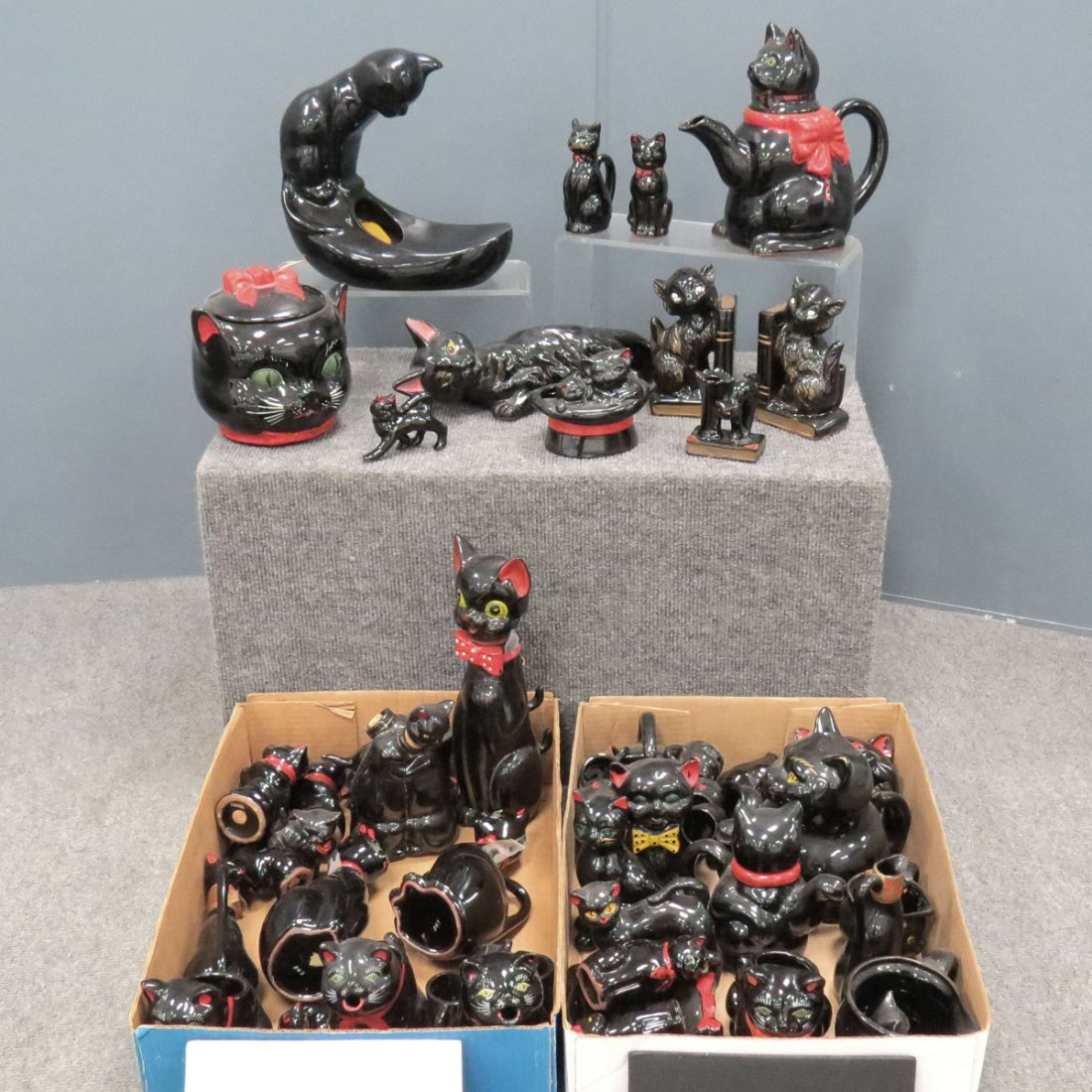 LOT ASSORTED VINTAGE POTTERY BLACK CATS: LOT ASSORTED VINTAGE POTTERY BLACK CATS INCLUDING TEAPOTS, SHAKERS, VASES, BOOKENDS, ASHTRAYS, ETC