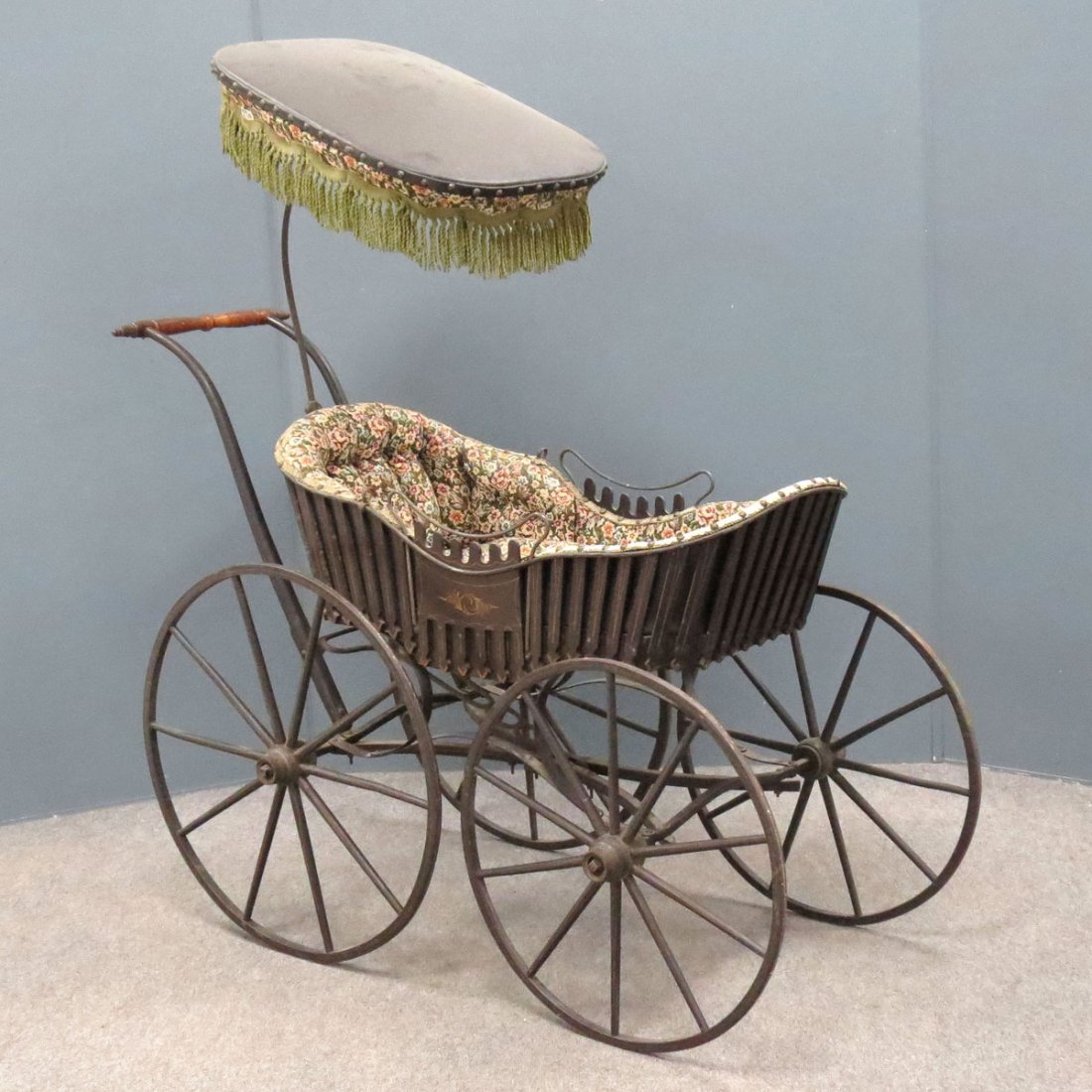 VICTORIAN PERAMBULATOR WITH UMBRELLA: VICTORIAN PERAMBULATOR WITH UMBRELLA. LENGTH 50"