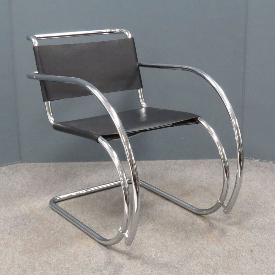 LUDWIG MIES VAN DER ROHE DESIGN ARMCHAIR: LUDWIG MIES VAN DER ROHE DESIGN CHROME STEEL ARMCHAIR FOR KNOLL INTERNATIONAL
