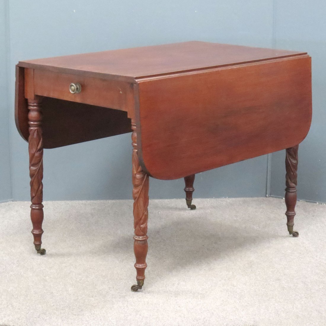 FEDERAL CARVED MAHOGANY DROP-LEAF BREAKFAST TABLE: FEDERAL CARVED MAHOGANY DROP-LEAF BREAKFAST TABLE, 19TH CENTURY. HEIGHT 30"; LENGTH 38"