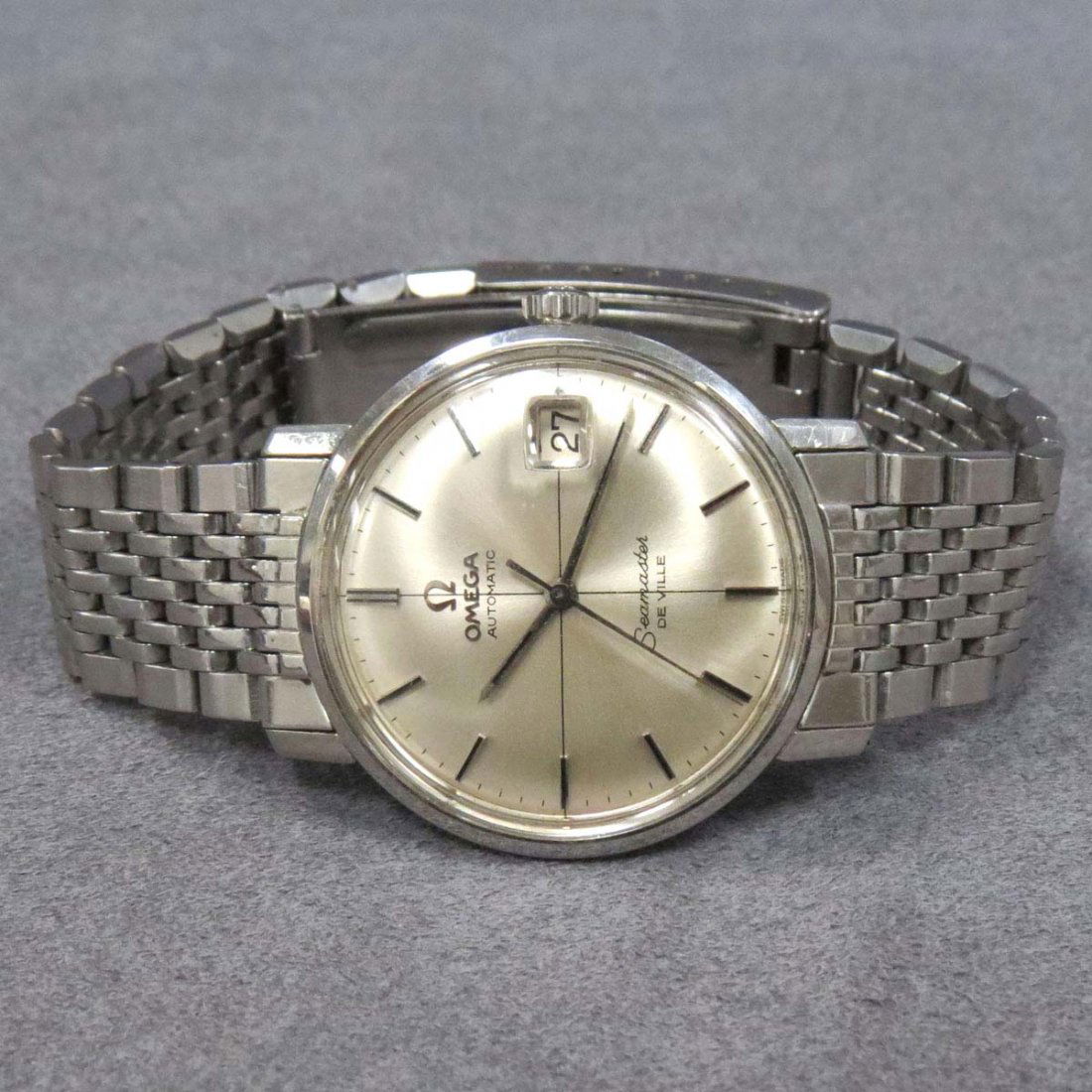 VINTAGE OMEGA STAINLESS SEAMASTER WRISTWATCH: VINTAGE OMEGA STAINLESS SEAMASTER DE VILLE AUTOMATIC CALENDAR WRISTWATCH WITH OMEGA STAINLESS BRACELET, C.1964. 44MM