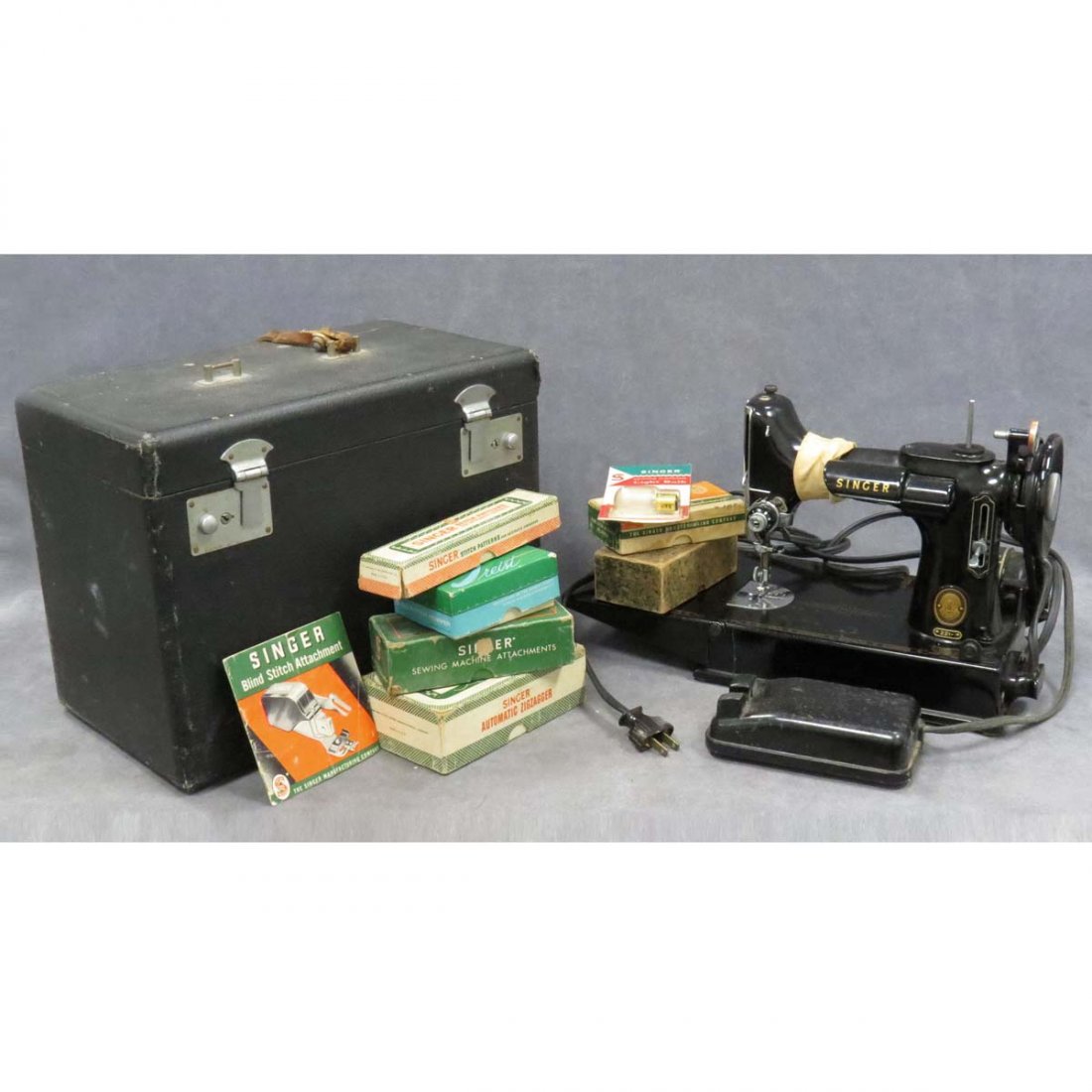 SINGER FEATHERWEIGHT SEWING MACHINE: SINGER FEATHERWEIGHT SEWING MACHINE WITH ACCESSORIES AND BOX
