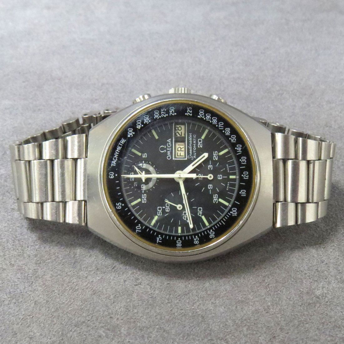 VINTAGE OMEGA MEN'S STAINLESS WRISTWATCH: VINTAGE OMEGA MEN'S STAINLESS SEAMASTER/SPEEDMASTER AUTOMATIC DAY AND DATE CHRONOGRAPH WRISTWATCH. 43MM (WITH OMEGA STAINLESS BRACELET)