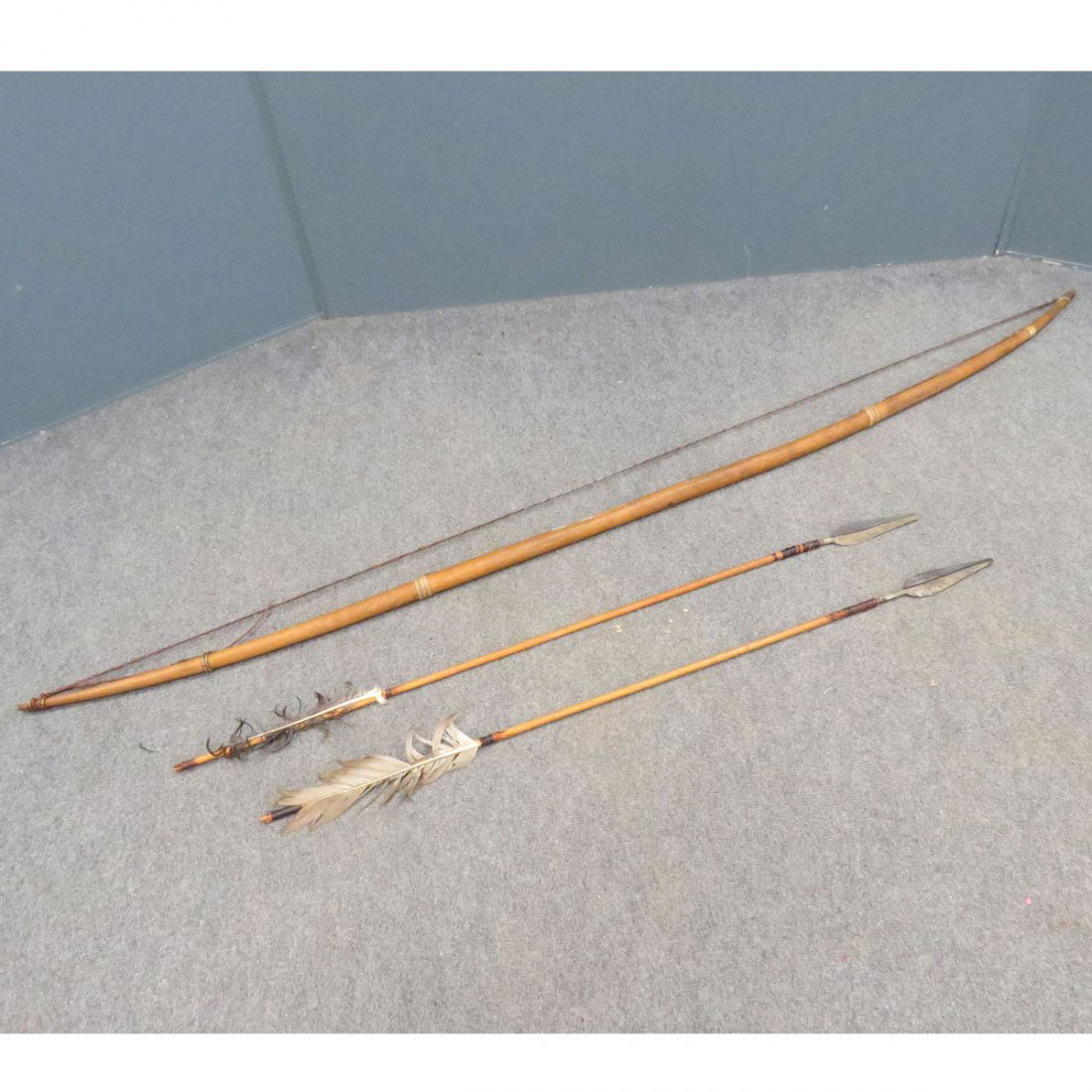 LOT (3) TRIBAL BOW AND (2) STEEL TIP ARROWS: LOT (3) INCLUDING TRIBAL BOW AND (2) STEEL TIP ARROWS