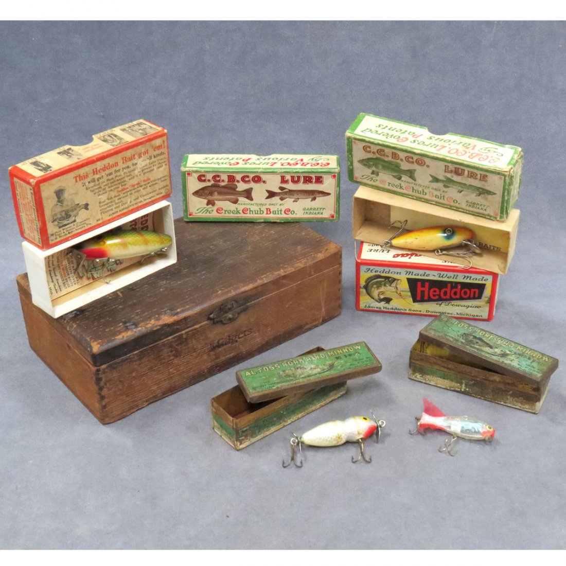 CIGAR BOX WITH ASSORTED VINTAGE LURES: CIGAR BOX WITH ASSORTED VINTAGE LURES IN ORIGINAL BOXES INCLUDING C.C.B. & CO., HEDDON, AND A.L. FOSS