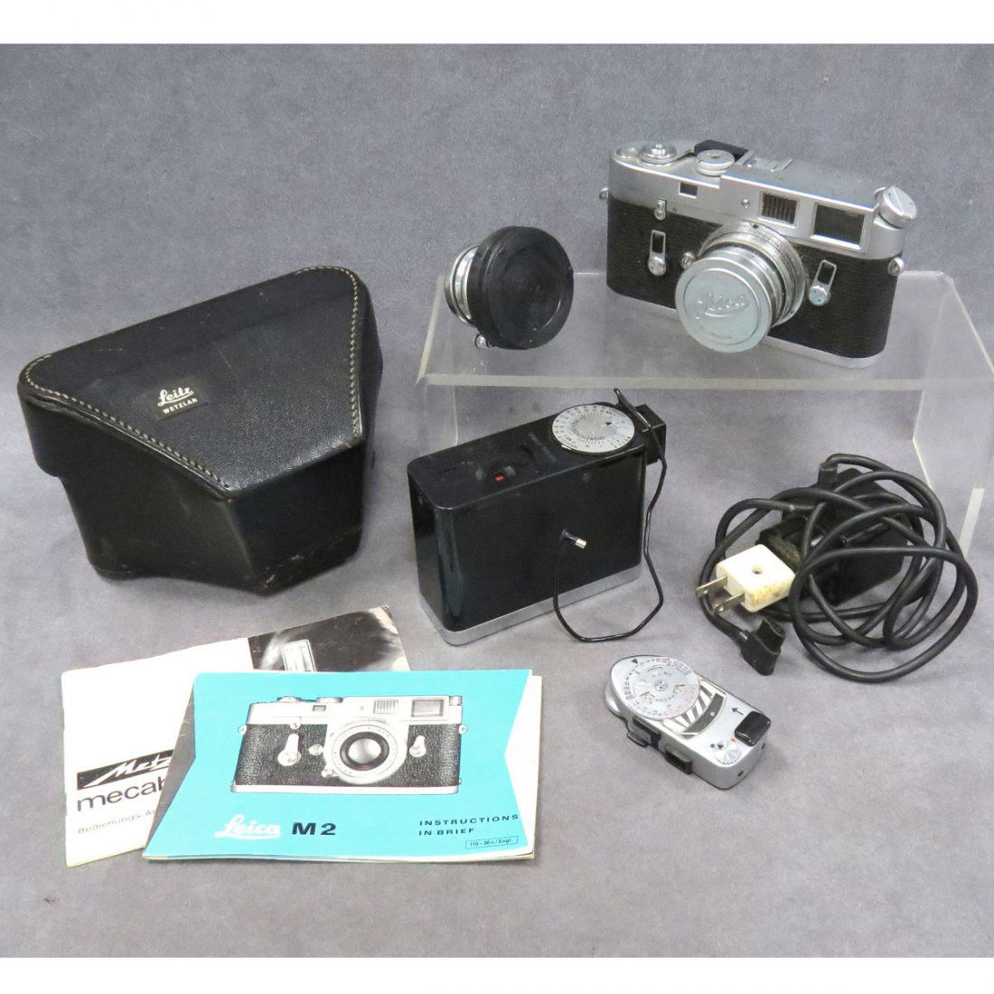 LOT INCLUDING VINTAGE LEICA M4 35MM RANGE FINDER: LOT INCLUDING VINTAGE LEICA M4 35MM RANGE FINDER CAMERA BODY, #1227689; ERNST LEITZ SUMMITAR 5CM F2 LENS, #793876 WITH FILTER; ERNST LEITZ SUMMARON 3.5CM F3.5 LENS (WITH M MOUNT); LEICA M2 MANUAL; VIN