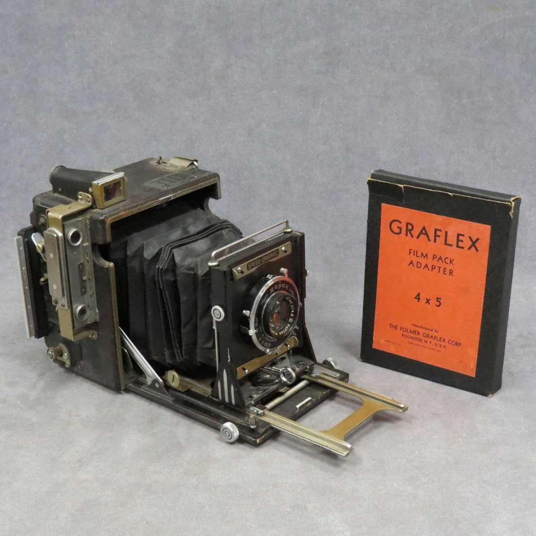 SPEED GRAPHIC FORMER GRAFLEX, RAPAX SYNCHROMATIC: SPEED GRAPHIC FORMER GRAFLEX, RAPAX SYNCHROMATIC RAPTAR WOOLENSAK FOLDING 4 X 5 CAMERA WITH F4.5 127MM LENS, WITH (2) FILM PACK ADAPTORS