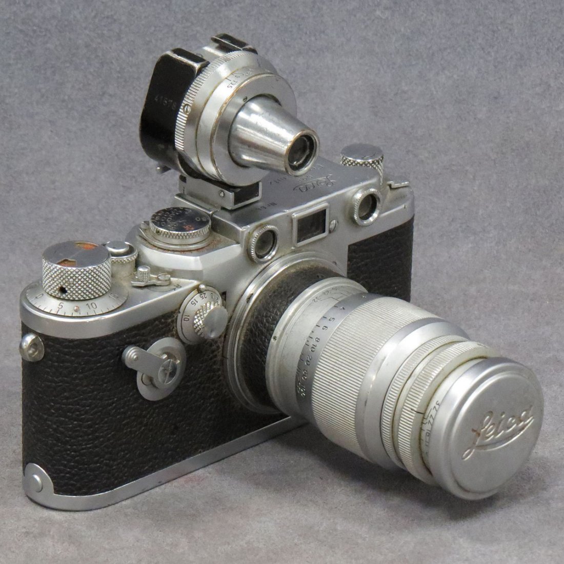 LOT INCLUDING VINTAGE LEICA IIIC 35MM CAMERA: LOT INCLUDING VINTAGE LEICA IIIC 35MM RANGE FINDER CAMERA BODY, #663458; ERNST LEITZ ELMAR 9CM F4 LENS, #1036394 (SCREW MOUNT WITH M MOUNT ADAPTOR); E. LEITZ WETZLAR VIDOM UNIVERSAL VIEW FINDER, 35-13