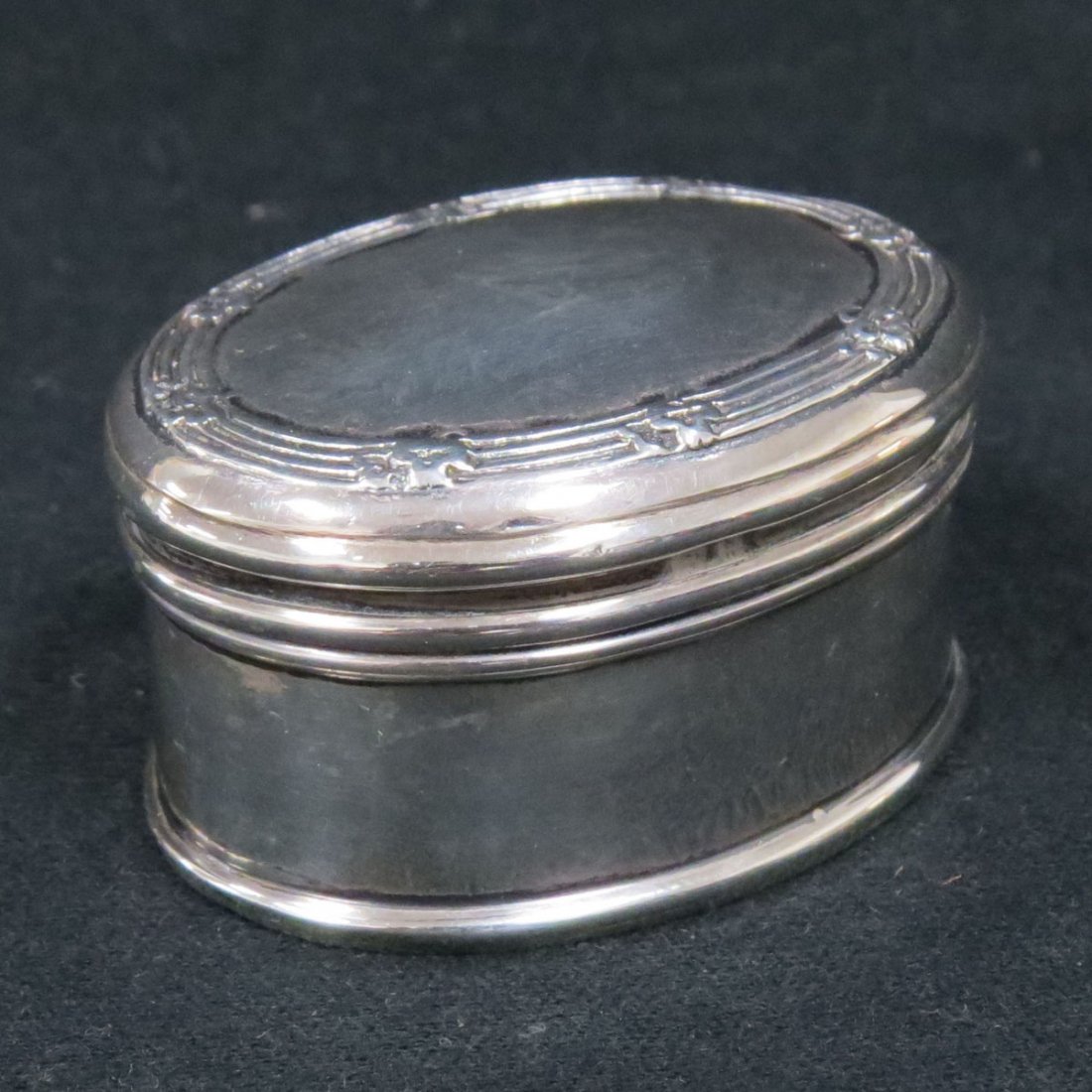 BIRMINGHAM STERLING SNUFF BOX, 1906-7: BIRMINGHAM STERLING SNUFF BOX, 1906-7, MAKER DEAKIN AND FRANCIS. HEIGHT 1"; 0.55 OZT