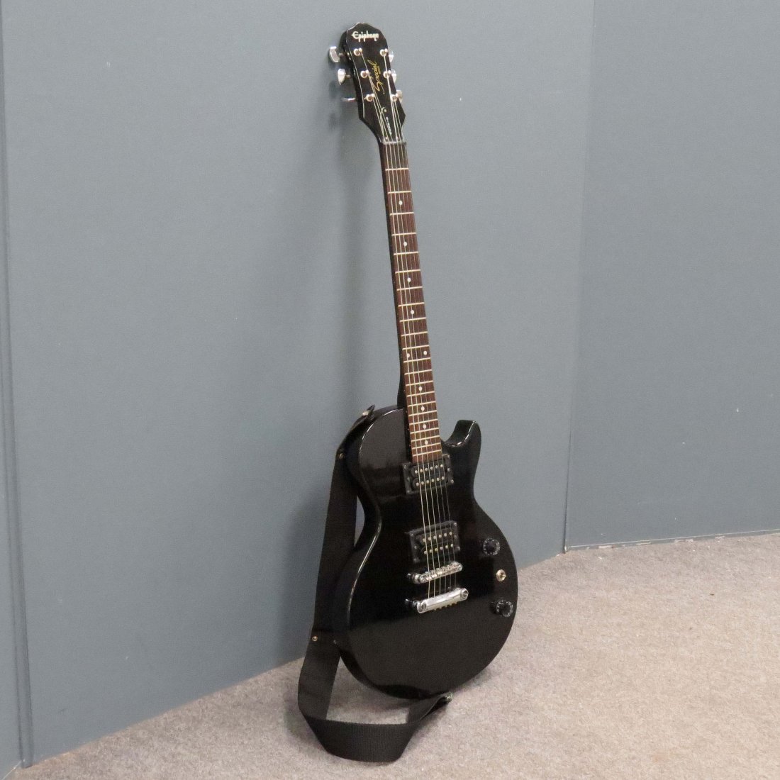 GIBSON/EPIPHONE SOLID BODY "SPECIAL" MODEL GUITAR Aug 31, 2014 William J. Jenack Auctioneers