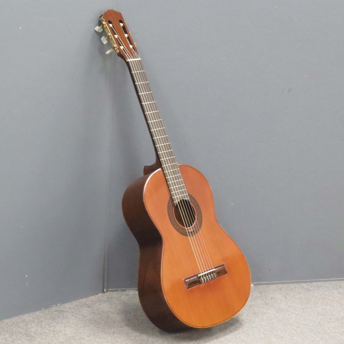 GIBSON C 300 #679908 ACOUSTIC GUITAR WITH CASE: GIBSON C 300 #679908 ACOUSTIC GUITAR WITH CASE