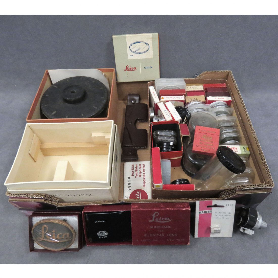 LOT ASSORTED VINTAGE LEICA ACCESSORIES: LOT ASSORTED VINTAGE LEICA ACCESSORIES INCLUDING FILTERS, RANGE FINDERS, BELT BUCKLE, BOXES, ETC