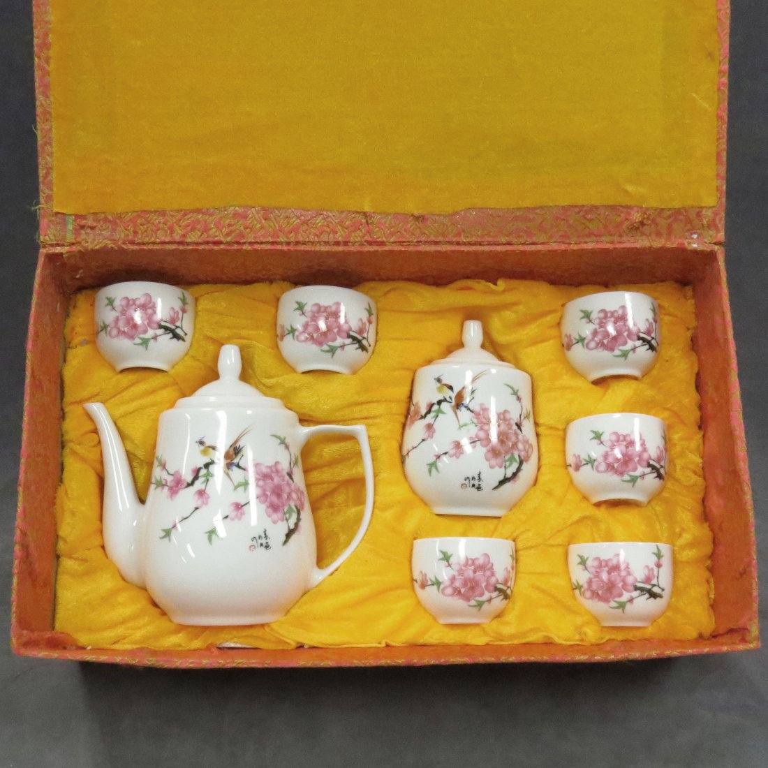 CHINESE CHAIRMAN MAO DECORATED TEA SERVICE, SIGNED: CHINESE CHAIRMAN MAO DECORATED TEA SERVICE, SIGNED WITH BOX
