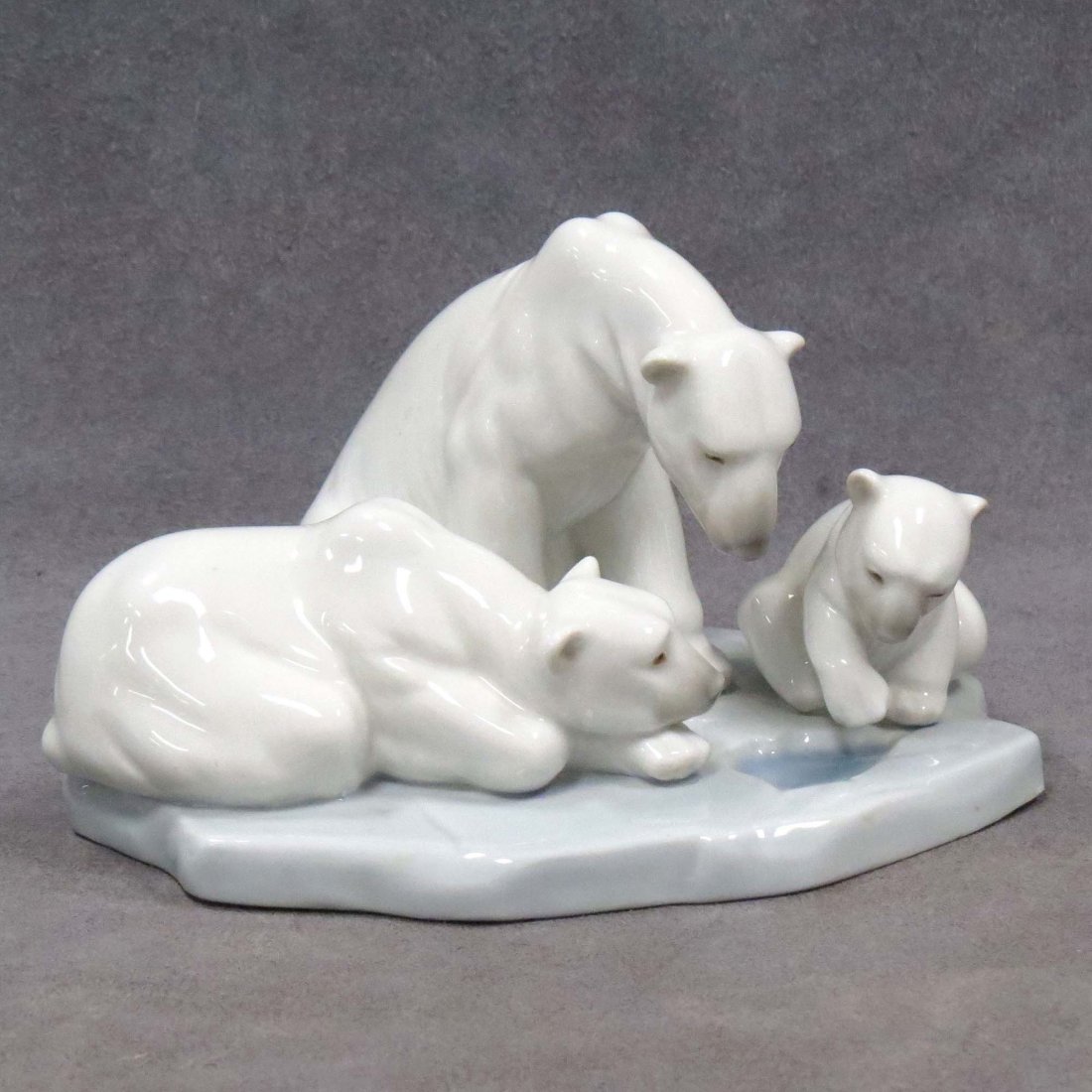 LLADRO PORCELAIN DECORATED POLAR BEAR GROUP: LLADRO PORCELAIN DECORATED POLAR BEAR GROUP, "BEARLY LOVE", #1443. HEIGHT 4"; LENGTH 6"
