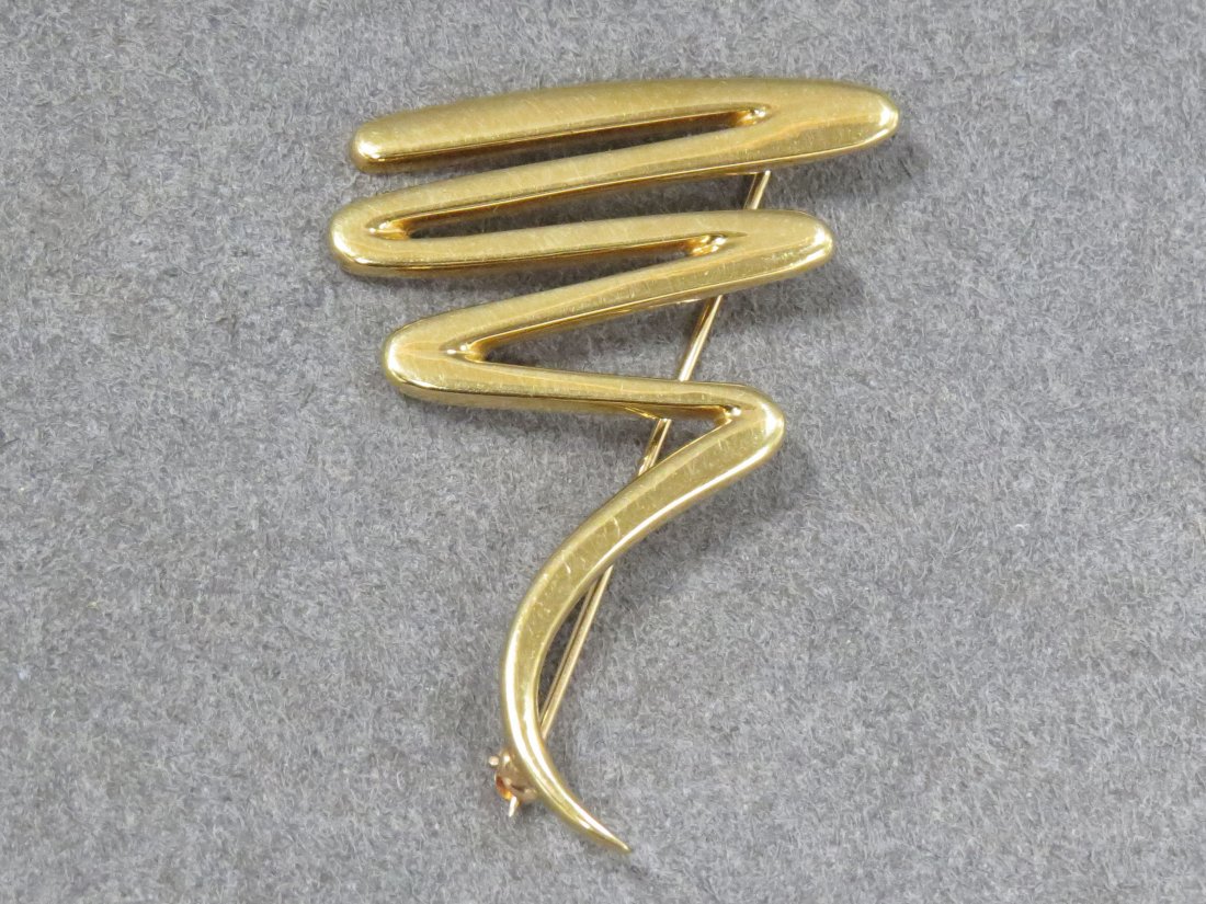 TIFFANY & CO. 18K GOLD PALOMA PICASSO BROOCH: TIFFANY & CO. 18K YELLOW GOLD PALOMA PICASSO GRAFFITI SCRIBBLE BROOCH, SIGNED 1983. LENGTH 1 3/4"; 9.28 GRAMS