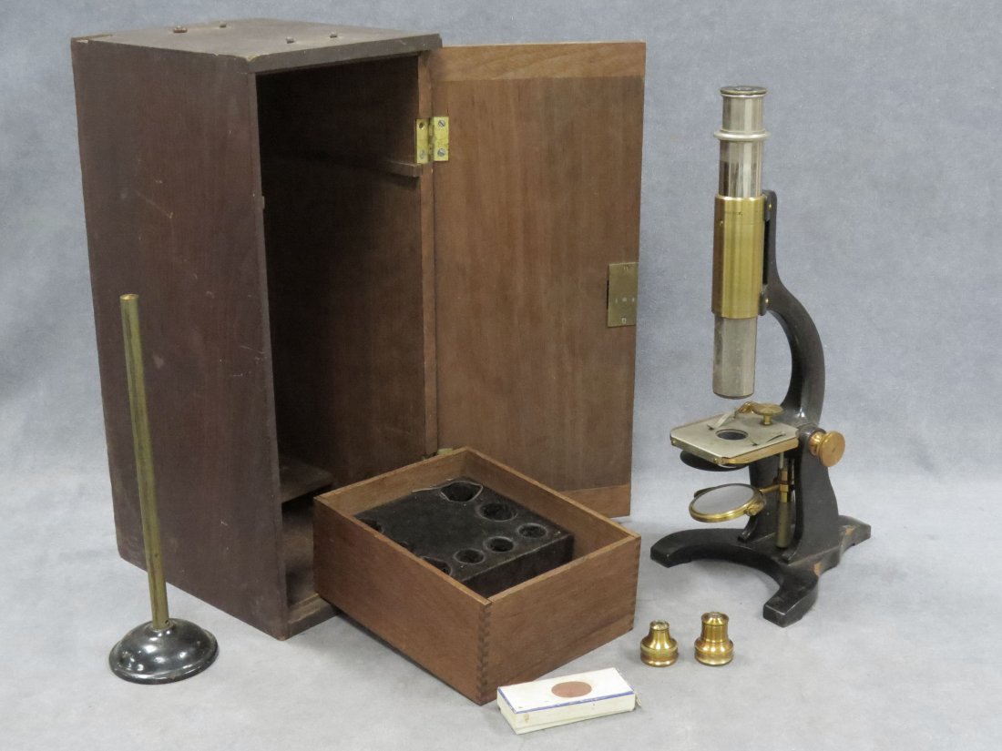 VINTAGE TOLLES/BOSTOW MONOCULAR MICROSCOPE: VINTAGE TOLLES/BOSTOW MONOCULAR MICROSCOPE WITH CASE, SERIAL #332. HEIGHT 16"