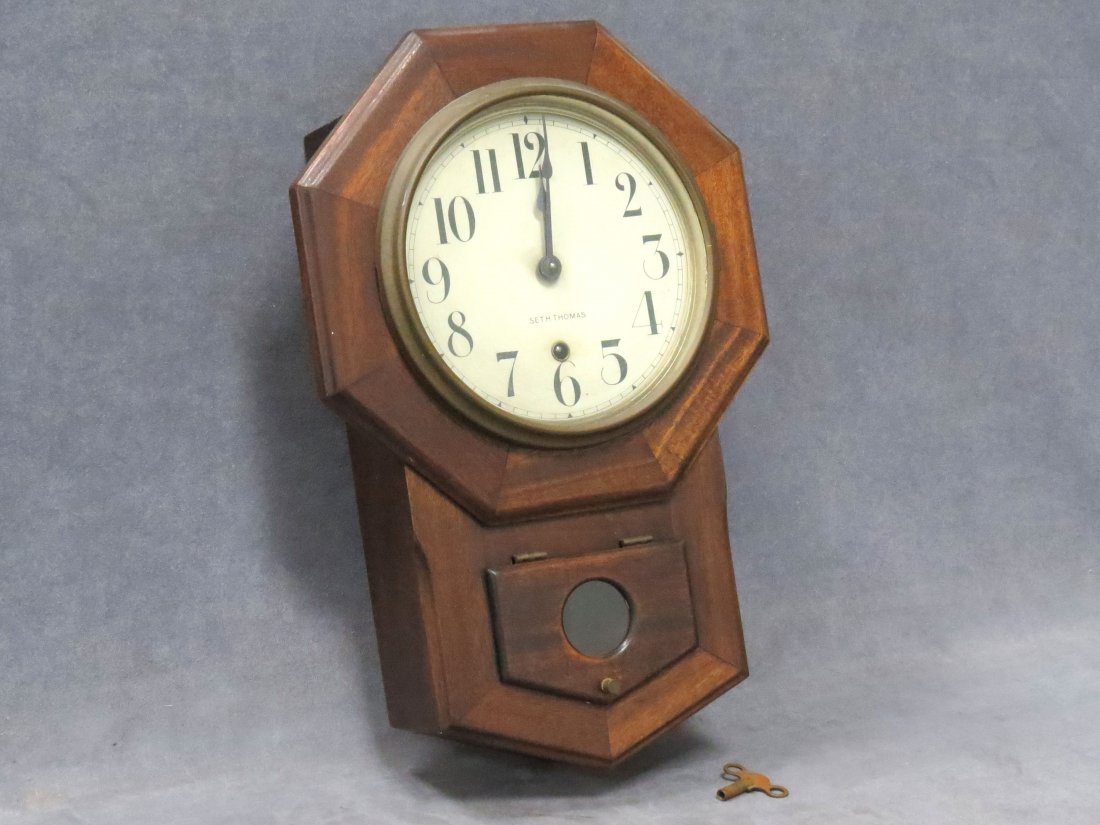 VINTAGE SETH THOMAS MAHOGANY SHORT DROP REGULATOR: VINTAGE SETH THOMAS MAHOGANY SHORT DROP REGULATOR WALL CLOCK. HEIGHT 18"