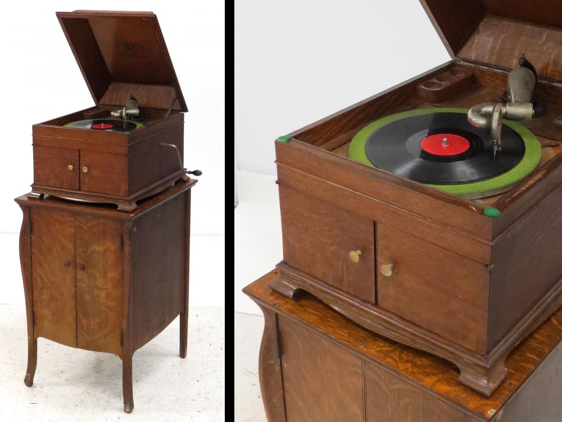 VICTOR OAK VICTROLA VV-IX, SERIAL #467616: VICTOR OAK VICTROLA VV-IX, SERIAL #467616 WITH OAK CABINET BASE (WORKING)