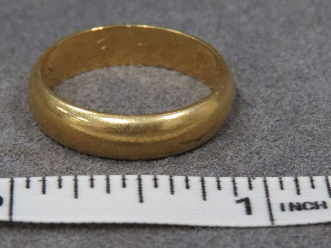14K YELLOW GOLD GENTLEMAN'S WEDDING RING: 14K YELLOW GOLD GENTLEMAN'S WEDDING RING. RING SIZE 9 1/2; 5.74 GRAMS