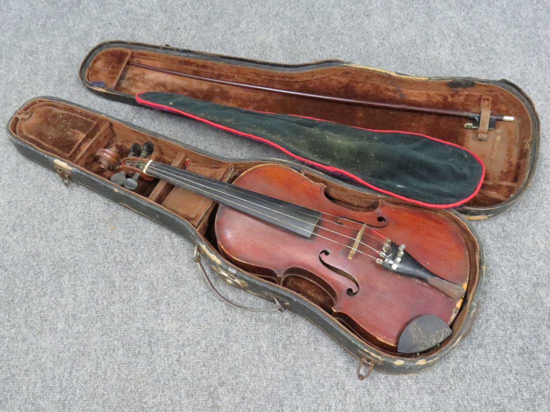 VINTAGE GERMAN STRAD COPY VIOLIN WITH BOW: VINTAGE GERMAN STRAD COPY VIOLIN WITH BOW AND OLD CASE