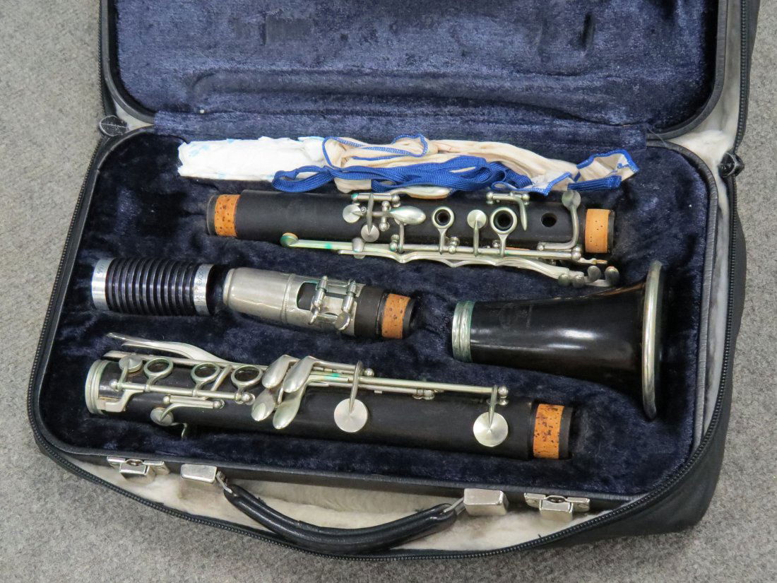 VINTAGE BUFFET CRAMPON & CIE EBONY CLARINET: VINTAGE BUFFET CRAMPON & CIE EBONY CLARINET WITH CASE