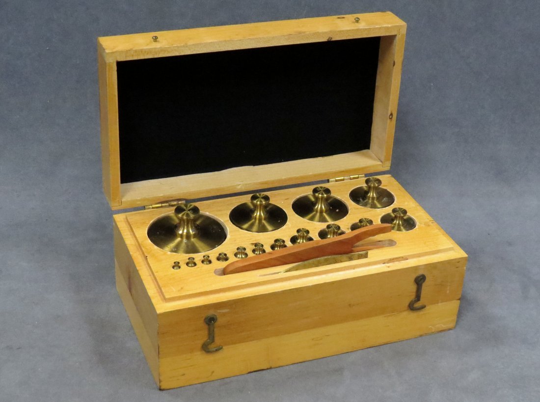 ARTHUR H. THOMAS CASED SET BRASS WEIGHTS: ARTHUR H. THOMAS CASED SET BRASS WEIGHTS, 1GR-2KG. HEIGHT 5"; WIDTH 11"