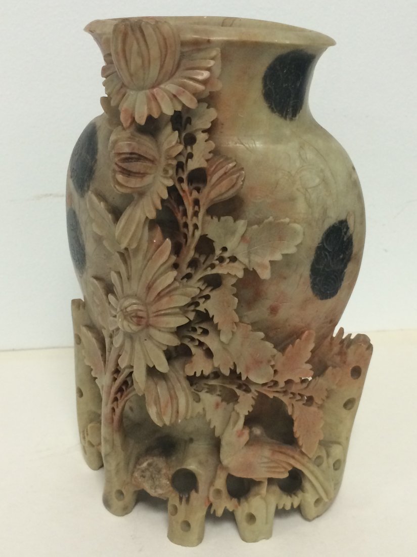 VINTAGE CHINESE CARVED SOAPSTONE VASE. HEIGHT 8": VINTAGE CHINESE CARVED SOAPSTONE VASE. HEIGHT 8"