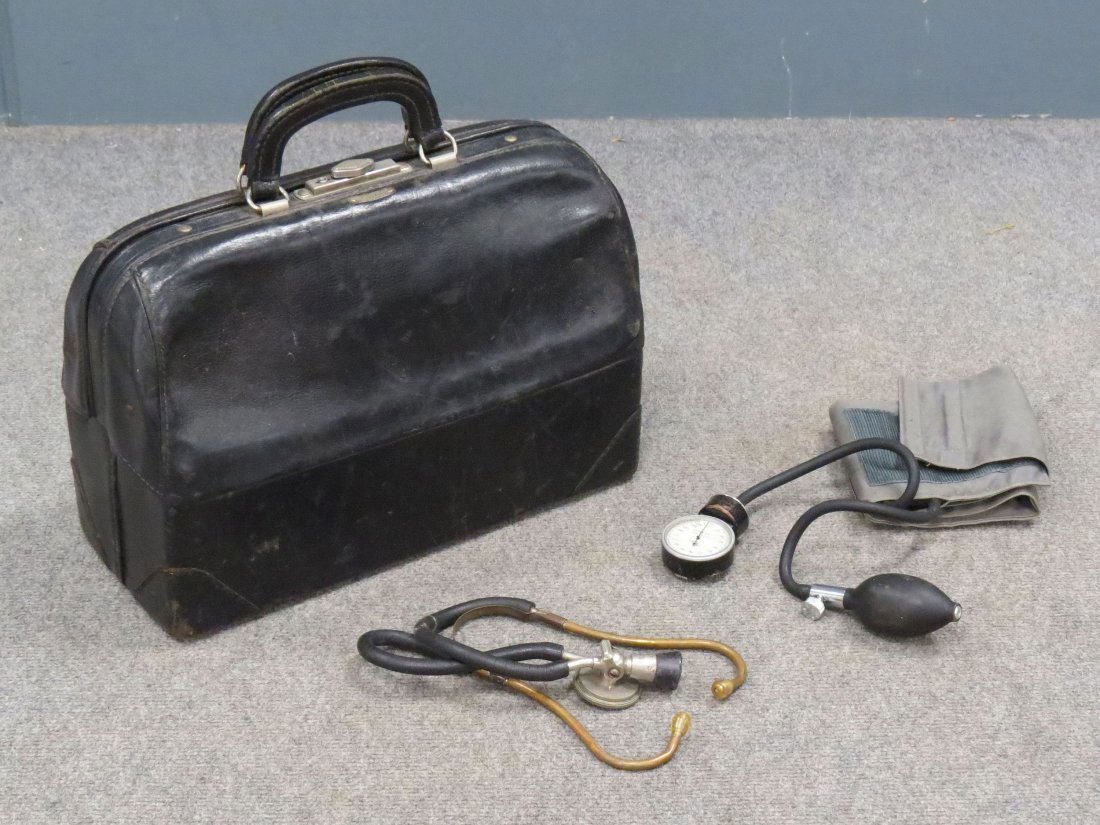 VINTAGE EMDEE SCHELL LEATHER DR. BAG: VINTAGE EMDEE SCHELL LEATHER DR. BAG WITH ACCESSORIES. HEIGHT 10"; LENGTH 15"