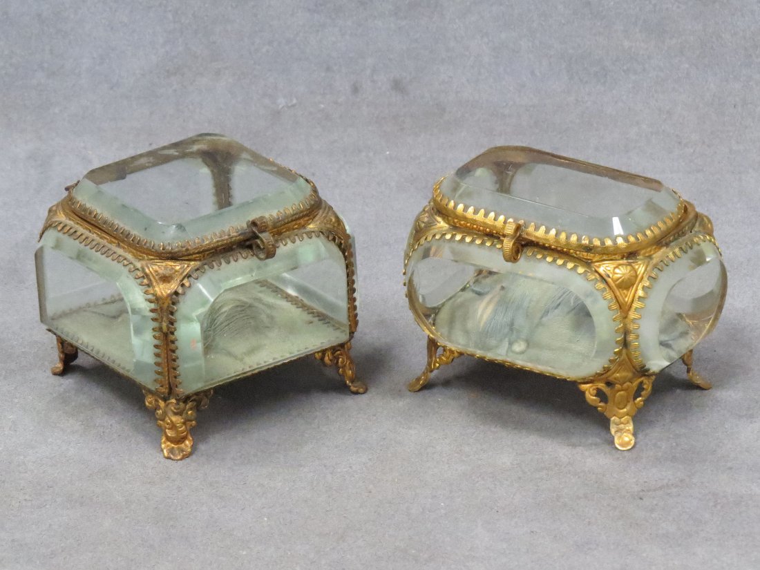 LOT (2) FRENCH CRYSTAL DRESSER BOXES: LOT (2) FRENCH CRYSTAL DRESSER BOXES WITH ORMOLU MOUNTS. HEIGHT 2 3/4"