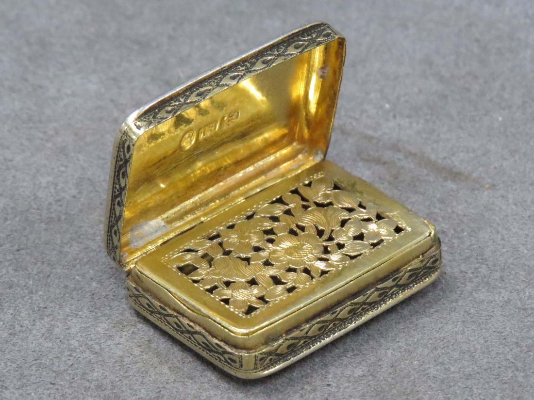 ENGLISH BIRMINGHAM STERLING ENGRAVED VINAIGRETTE: ENGLISH BIRMINGHAM STERLING ENGRAVED VINAIGRETTE, HALLMARKED, IS, C.1791, MONOGRAMMED. LENGTH 1 3/8"; .71 OZT