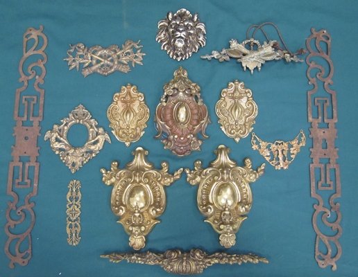 LOT ASSORTED BRASS AND IRON FURNITURE MOUNTS: LOT ASSORTED BRASS AND IRON FURNITURE MOUNTS AND ORMOLU